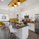 King 3br Retreat & 2-car Garage East *