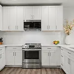 Holiday home Petal & Palm-rooftop Patio & Gym-mins To Broadway Nashville