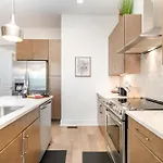 Holiday home Outlaw-rooftop Patio & Game Room-mins To Broadway