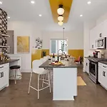 Holiday home King 3br Retreat & 2-car Garage East *