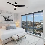 Holiday home Modern West End For 6 Shared Pool & Gym *