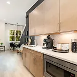 Holiday home Outlaw-rooftop Patio & Game Room-mins To Broadway *