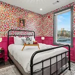 Holiday home Petal & Palm-rooftop Patio & Gym-mins To Broadway Nashville