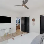 Modern West End For 6 Shared Pool & Gym Holiday home *