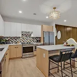 Holiday home Hyve-anthem-private Balconies-walk To Broadway *