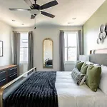 Boots & Broadway - 2 Units - Mins To Broadway
