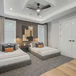 Holiday home East Spahouse Retreat With Rooftop & Elevator *