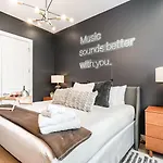 Holiday home Outlaw-rooftop Patio & Game Room-mins To Broadway