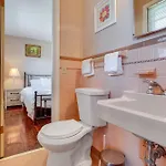 Holiday home 5 Mi To Broadway Fun! Group-ready *