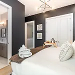 Holiday home Outlaw-rooftop Patio & Game Room-mins To Broadway
