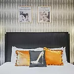 Luxury Gated Duo Sleeps 24 Karaoke & Rooftop