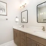 Holiday home Outlaw-rooftop Patio & Game Room-mins To Broadway
