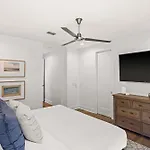 8th Ave South Gem Fabulous For Groups Of 12 Holiday home