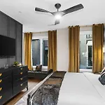 Holiday home Luxury Gated Duo Sleeps 24 Karaoke & Rooftop *