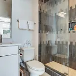 1 Mi To General: Upscale Townhome Holiday home