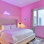 Sleeps 44 4 Themed Lofts W Skyline Balconies Neon Backdrops Glam Kitchens—perfect For Group The Swift Retreat By Avantstay Holiday home