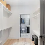 Modern West End For 6 Shared Pool & Gym Holiday home Nashville