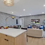 Holiday home Hyve-anthem-private Balconies-walk To Broadway