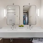 Holiday home Petal & Palm-rooftop Patio & Gym-mins To Broadway Nashville