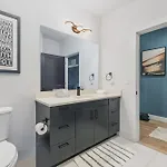 Modern West End For 6 Shared Pool & Gym Holiday home *
