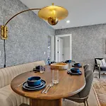 Holiday home Hyve-anthem-private Balconies-walk To Broadway
