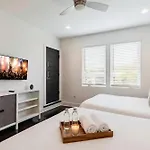Holiday home Rooftop Views & Patio Lounge Near Downtown