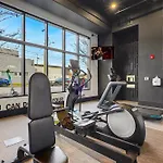 Petal & Palm-rooftop Patio & Gym-mins To Broadway Holiday home