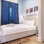 Sleeps 44 4 Themed Lofts W Skyline Balconies Neon Backdrops Glam Kitchens—perfect For Group The Swift Retreat By Avantstay