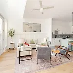 Holiday home Rooftop Retreat & Skyline Views
