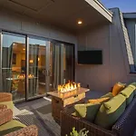 Luxury Gated Duo Sleeps 24 Karaoke & Rooftop Holiday home *