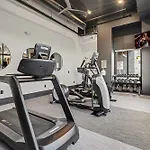 Petal & Palm-rooftop Patio & Gym-mins To Broadway Holiday home