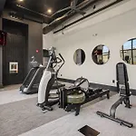 Petal & Palm-rooftop Patio & Gym-mins To Broadway Holiday home *