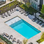 Modern West End For 6 Shared Pool & Gym *