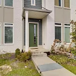 1 Mi To General: Upscale Townhome