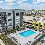 Modern West End For 6 Shared Pool & Gym * Nashville