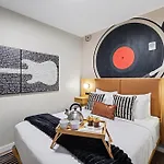 Holiday home Pianissimo-2 Units-rooftop Pool-gym-on Music Row *