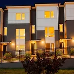 King 3br Retreat & 2-car Garage East Holiday home