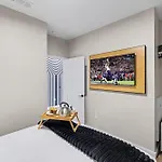 Holiday home Pianissimo-2 Units-rooftop Pool-gym-on Music Row *