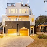 Rooftop Retreat & Skyline Views *