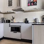 Sleeps 44 4 Themed Lofts W Skyline Balconies Neon Backdrops Glam Kitchens—perfect For Group The Swift Retreat By Avantstay Holiday home Nashville