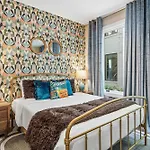 Luxury Gated Duo Sleeps 24 Karaoke & Rooftop Holiday home