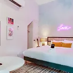 Sleeps 44 4 Themed Lofts W Skyline Balconies Neon Backdrops Glam Kitchens—perfect For Group The Swift Retreat By Avantstay * Nashville