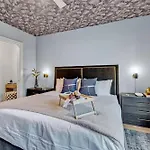 Holiday home Hyve-anthem-private Balconies-walk To Broadway *