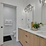 Holiday home Hyve-anthem-private Balconies-walk To Broadway *