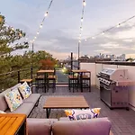 Holiday home Rooftop Retreat & Skyline Views *