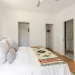Rooftop Retreat & Skyline Views Holiday home