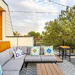 Rooftop Retreat & Skyline Views Holiday home *