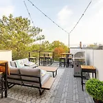 Rooftop Retreat & Skyline Views