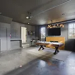 Holiday home Townhome With Rooftop Garage Pool Table By Belmont And Vanderbilt