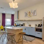 Sleeps 44 4 Themed Lofts W Skyline Balconies Neon Backdrops Glam Kitchens—perfect For Group The Swift Retreat By Avantstay Holiday home *
